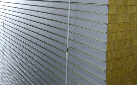 在選材（cái）和工藝方麵（miàn）岩棉夾（jiá）芯板有哪些特點？