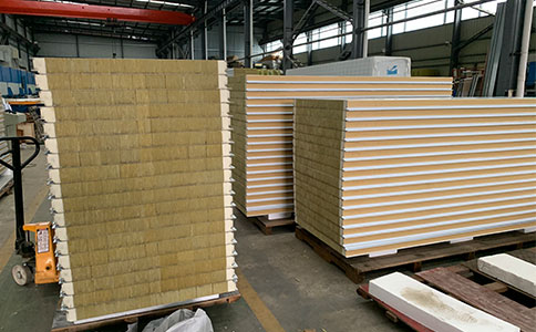 岩棉夾芯橫（héng）鋪（pù）板暗釘（dìng）式連（lián）接