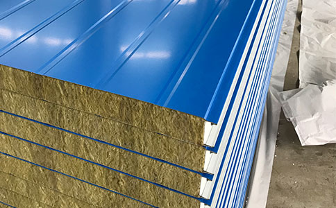 在（zài）使（shǐ）用彩鋼岩夾（jiá）芯板的（de）時候，我們要注意什麽方麵？